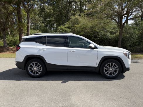Used 2023 GMC Terrain SLT image 2