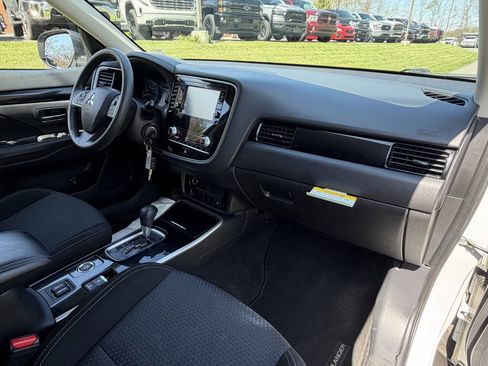 Used 2020 Mitsubishi Outlander ES image 33