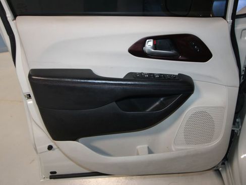 Used 2017 Chrysler Pacifica Limited w/ UConnect Theater Package image 5