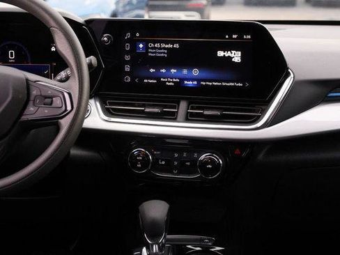 Used 2025 Chevrolet Trax LT FWD image 24