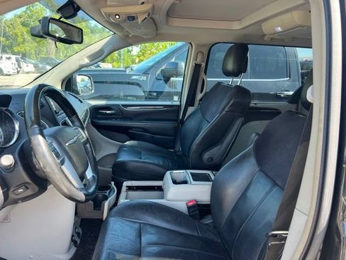 Used 2013 Chrysler Town & Country Limited w/ Luxury Group FWD image 9
