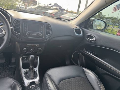 Used 2018 Jeep Compass Latitude w/ Safe & Security Group FWD image 8