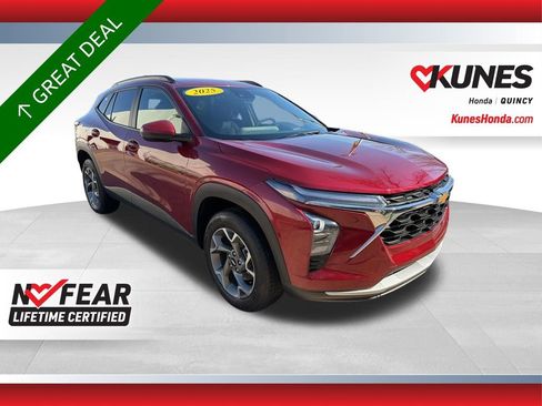 Used 2025 Chevrolet Trax LT FWD image 1