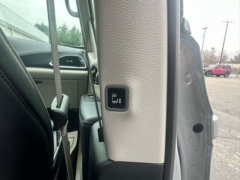 Used 2024 Chrysler Pacifica Limited FWD image 19