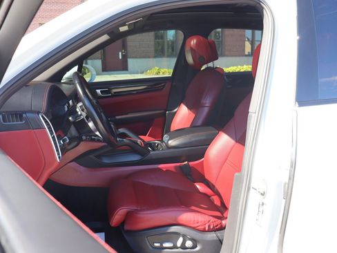 Used 2019 Porsche Cayenne S w/ Premium Plus Package AWD/4WD image 11