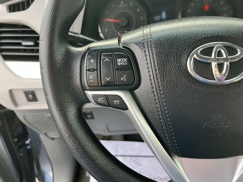 Used 2017 Toyota Sienna LE image 19
