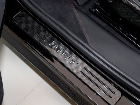 Used 2022 Ferrari SF90 Spider image 9