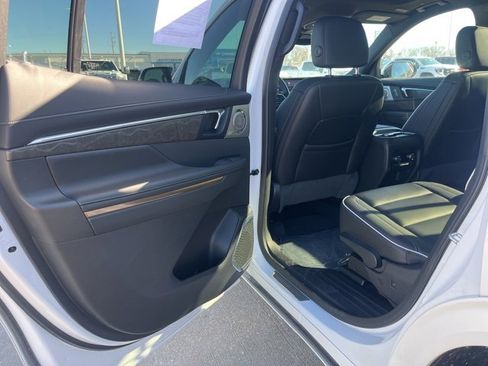 Used 2025 Buick Enclave Avenir image 18