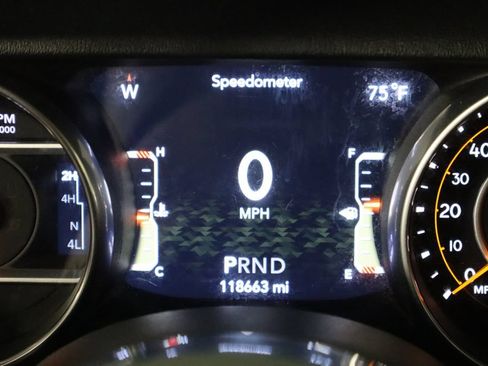 Used 2018 Jeep Wrangler Unlimited Sahara AWD/4WD image 39