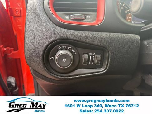 Used 2019 Jeep Renegade Trailhawk AWD/4WD image 14