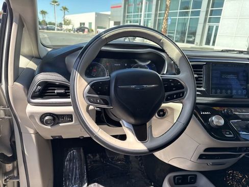 Used 2017 Chrysler Pacifica Limited w/ UConnect Theater Package FWD image 14