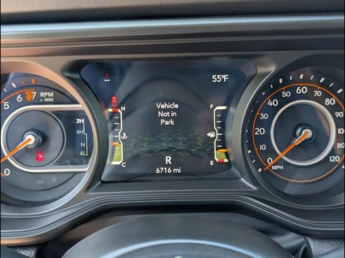 Used 2025 Jeep Gladiator Rubicon w/ Convenience Group AWD/4WD image 10