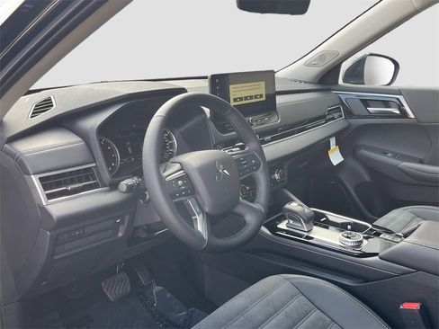 New 2025 Mitsubishi Outlander SE image 9
