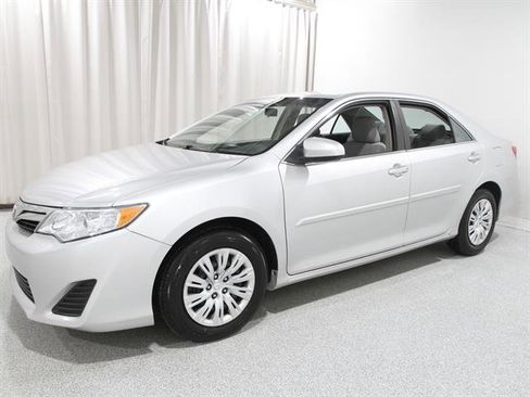 Used 2013 Toyota Camry LE image 3