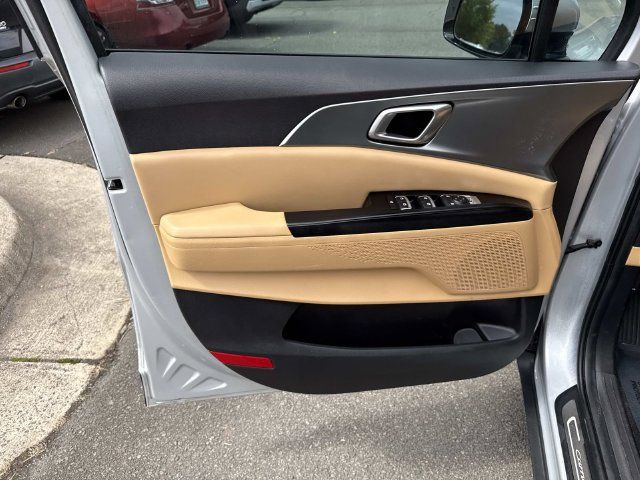 Used 2023 Kia Carnival LX FWD image 13