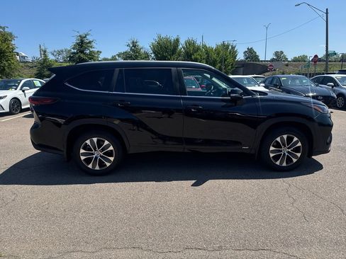 Used 2025 Toyota Highlander XLE AWD/4WD image 11