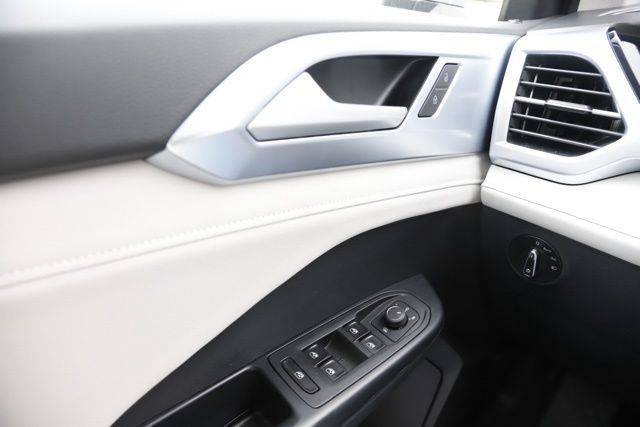 Used 2025 Volkswagen Taos SE FWD image 20