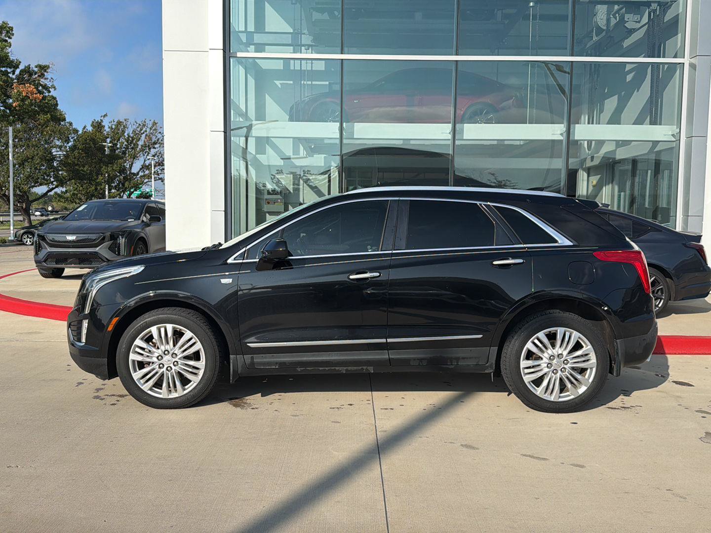 Used 2017 Cadillac XT5 Premium Luxury FWD image 2