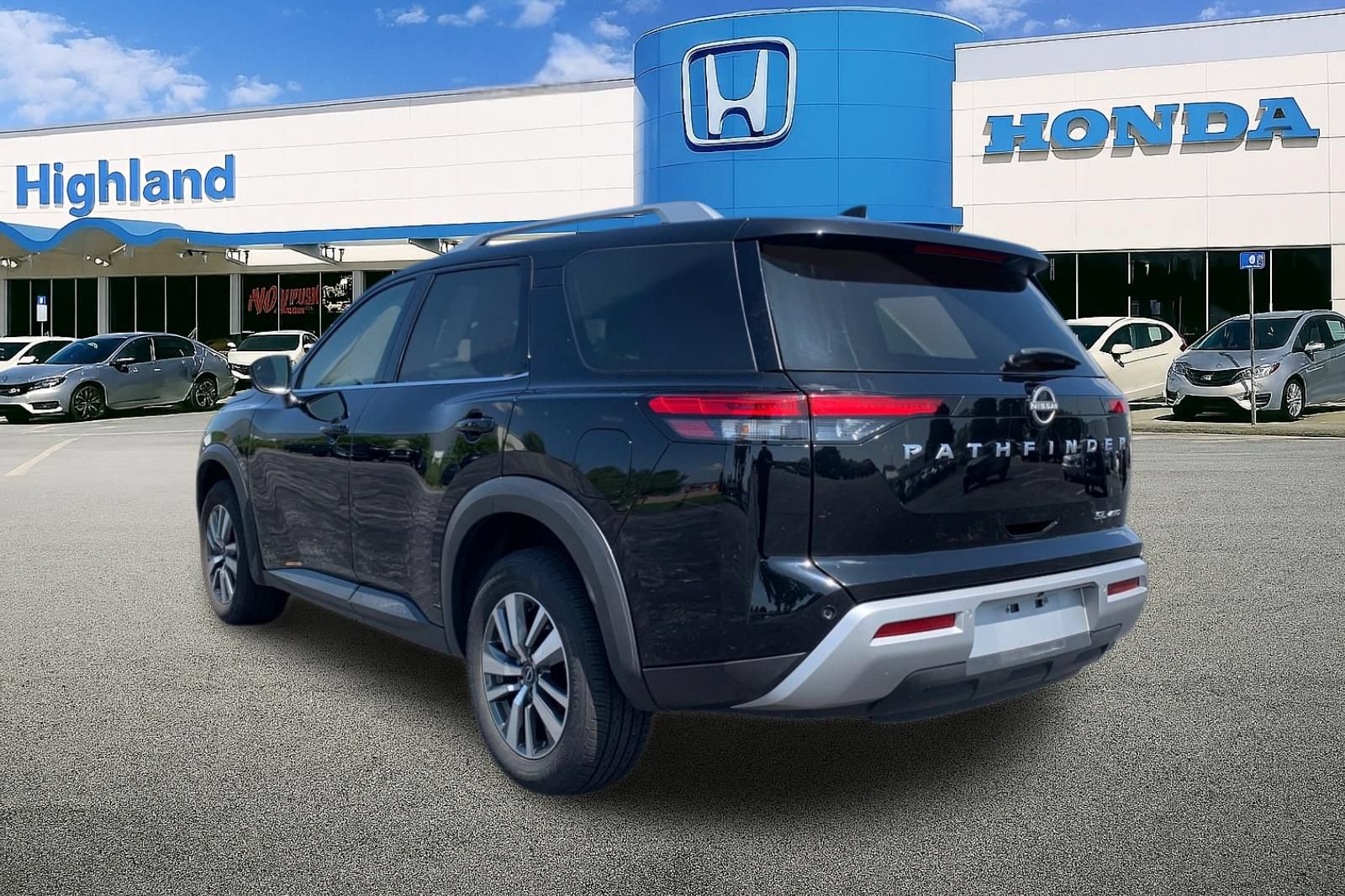 Used 2025 Nissan Pathfinder SL AWD/4WD image 3