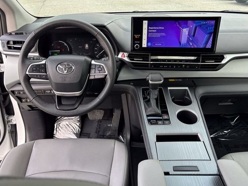 Certified 2026 Toyota Sienna XLE FWD image 24
