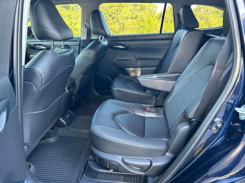 Certified 2025 Toyota Highlander XLE image 13
