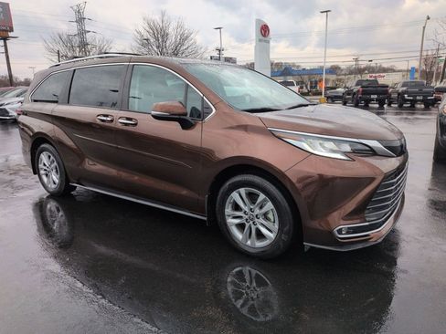 Used 2024 Toyota Sienna Limited image 7