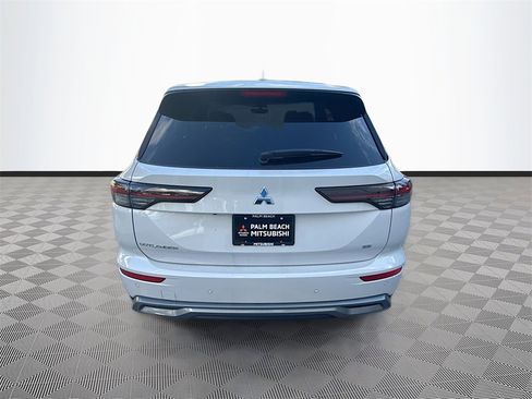 New 2026 Mitsubishi Outlander SE image 6