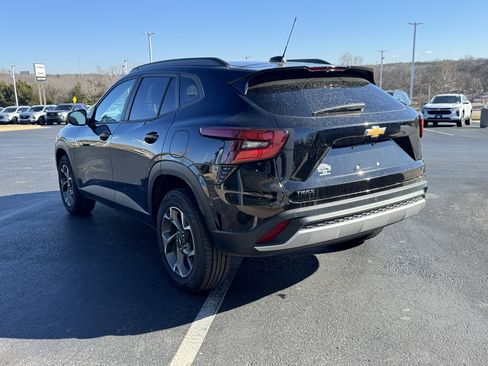 Used 2024 Chevrolet Trax LT w/ Driver Confidence Package image 3
