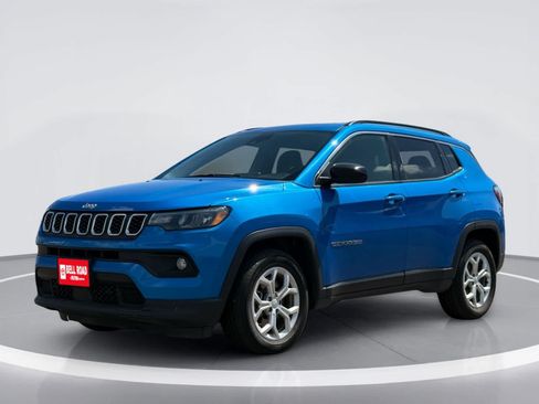 Used 2024 Jeep Compass Latitude AWD/4WD image 2