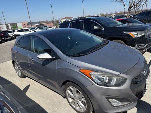 Used 2015 Hyundai Elantra GT w/ Option Group 03 FWD image 2