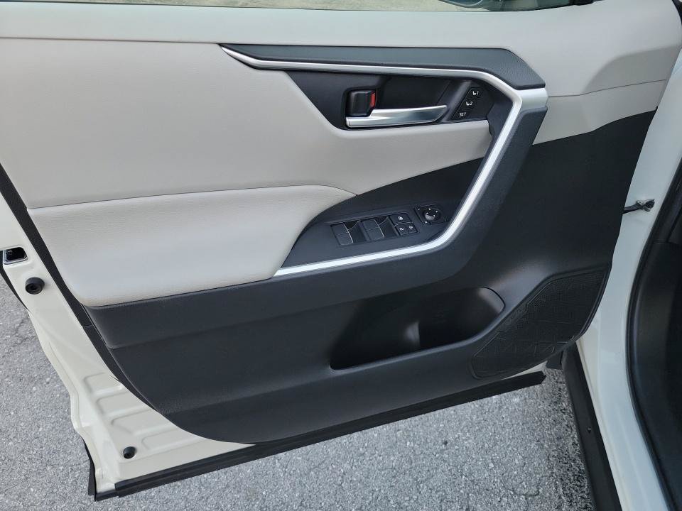 Used 2021 Toyota RAV4 XLE Premium AWD/4WD image 36