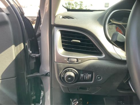 Used 2019 Jeep Cherokee Latitude Plus w/ Comfort/Convenience Group FWD image 17