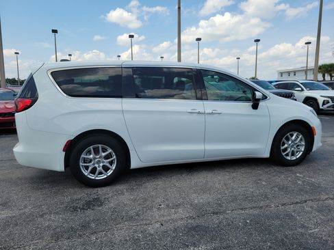 Used 2023 Chrysler Voyager LX FWD image 8