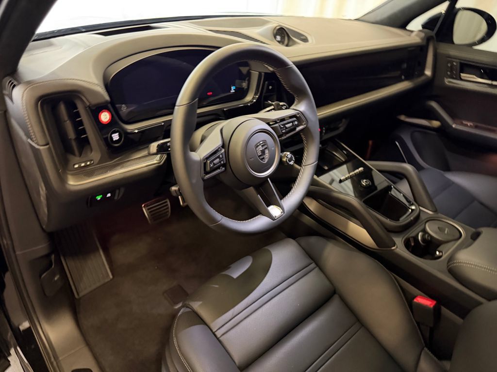 Certified 2025 Porsche Cayenne Turbo AWD/4WD image 4