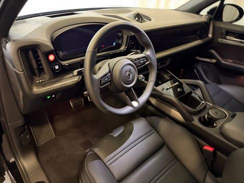 Used 2025 Porsche Cayenne Turbo AWD/4WD image 4