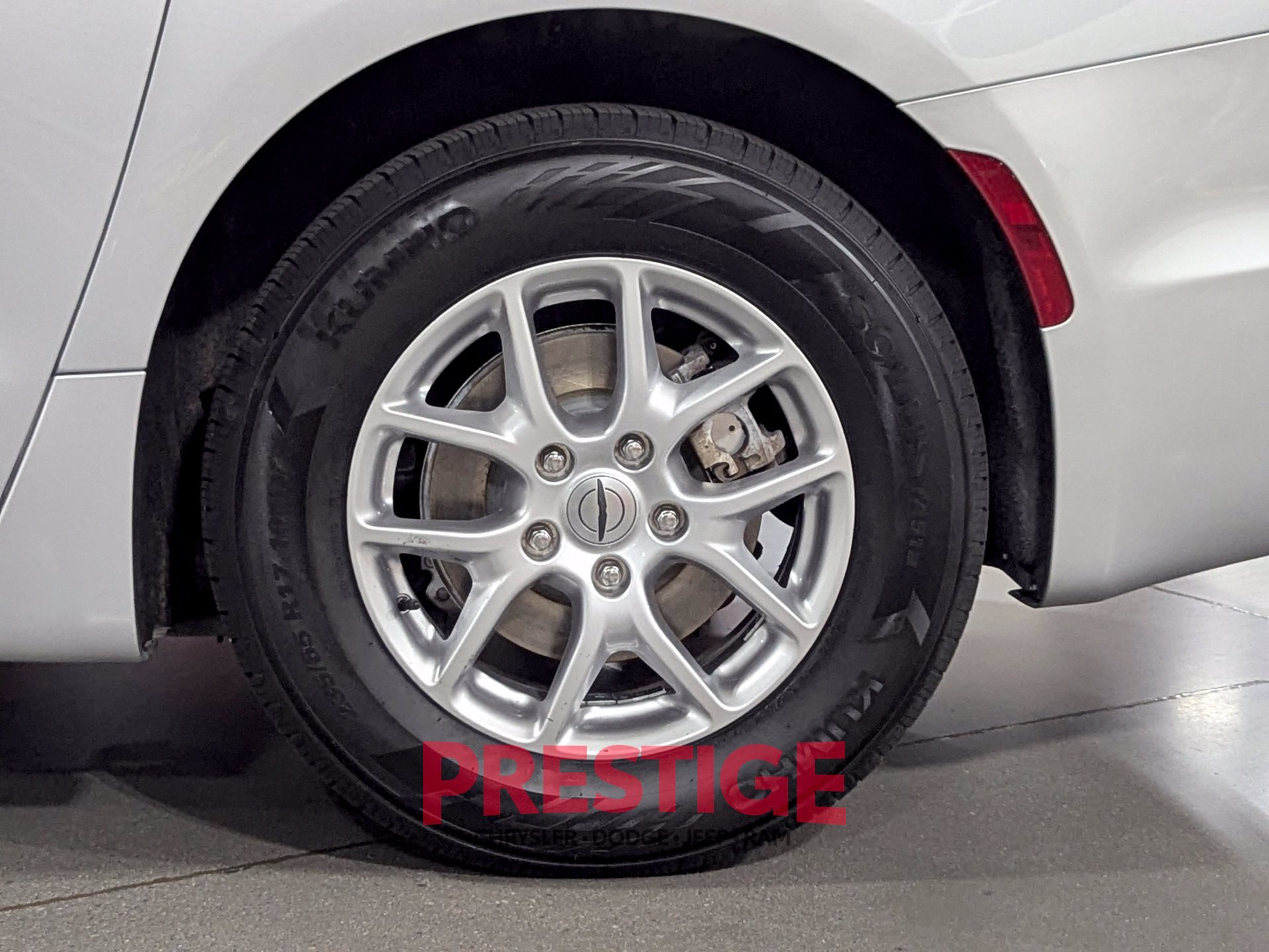 Used 2024 Chrysler Pacifica Touring-L FWD image 12