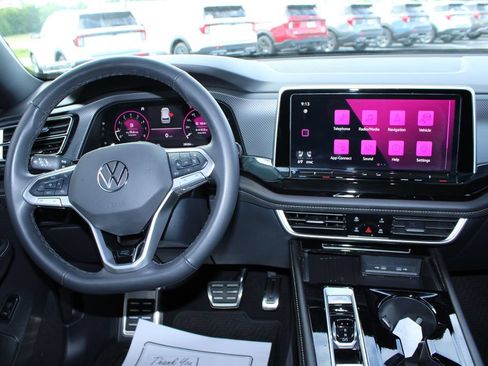 Used 2025 Volkswagen Atlas Cross Sport SEL R-Line AWD/4WD image 27