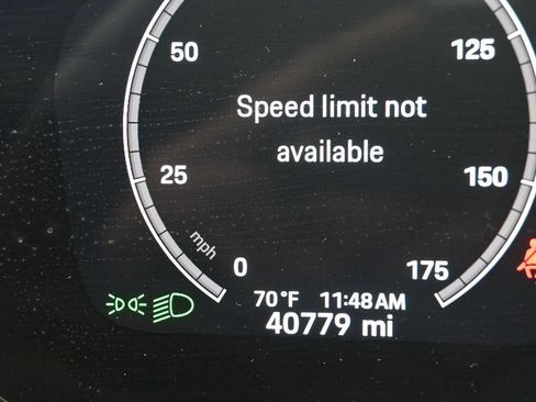 Used 2024 Porsche Cayenne AWD/4WD image 17