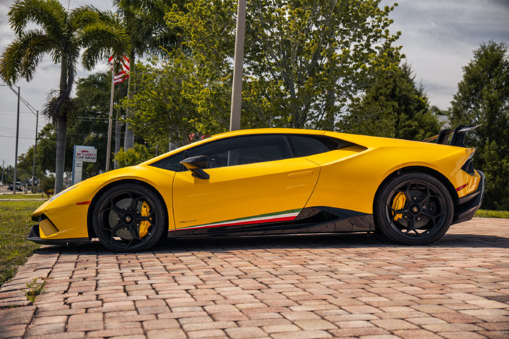 Used 2018 Lamborghini Huracan Performante AWD/4WD image 2