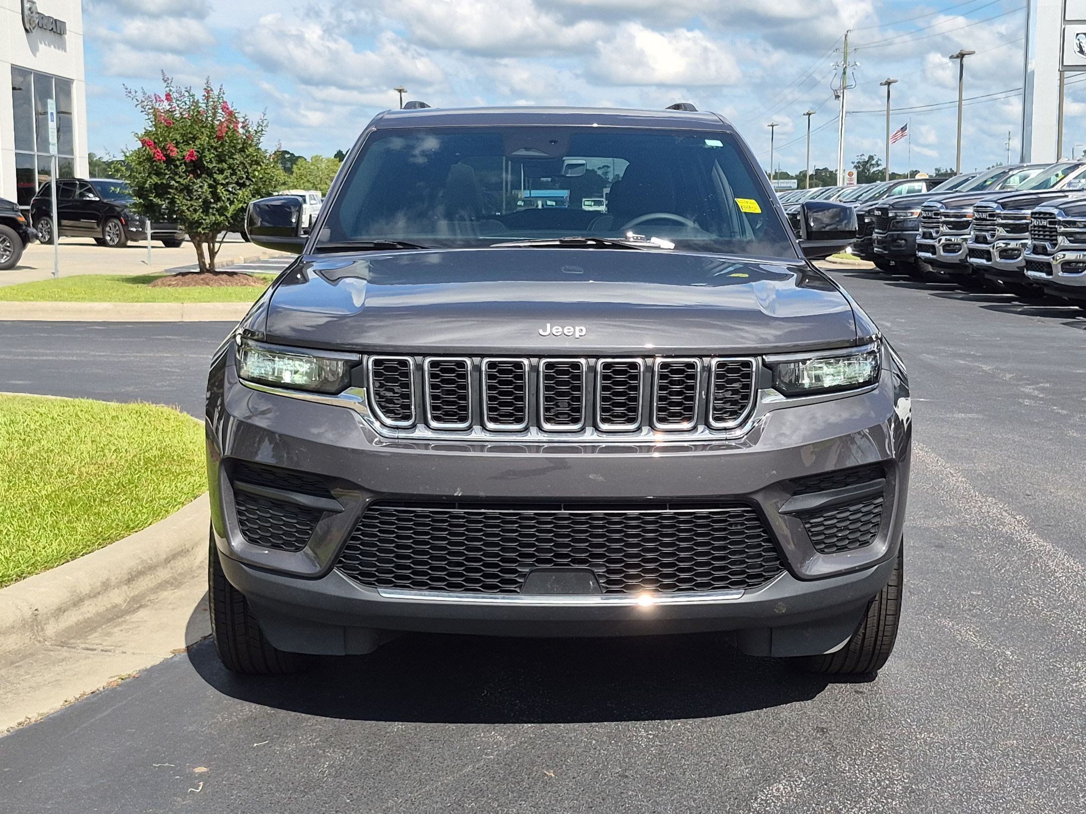 Used 2025 Jeep Grand Cherokee Laredo X w/ Luxury Tech Group I AWD/4WD image 2