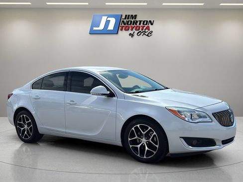 Used 2017 Buick Regal Sport Touring FWD image 3