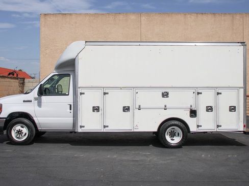 Used 2023 Ford E-450 and Econoline 450 Super Duty w/ Power Windows & Locks Group RWD image 5
