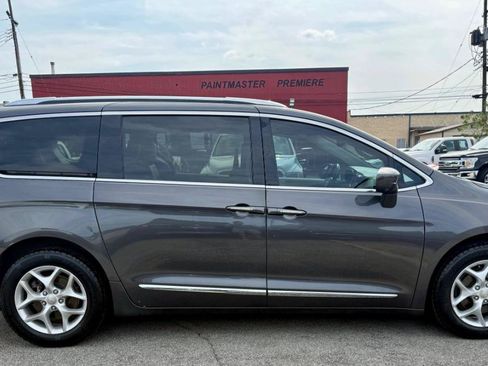 Used 2017 Chrysler Pacifica Touring-L Plus w/ Advanced Safetytec Group FWD image 8