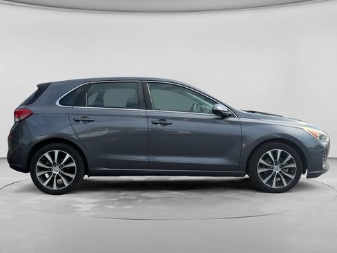Used 2019 Hyundai Elantra GT FWD image 11