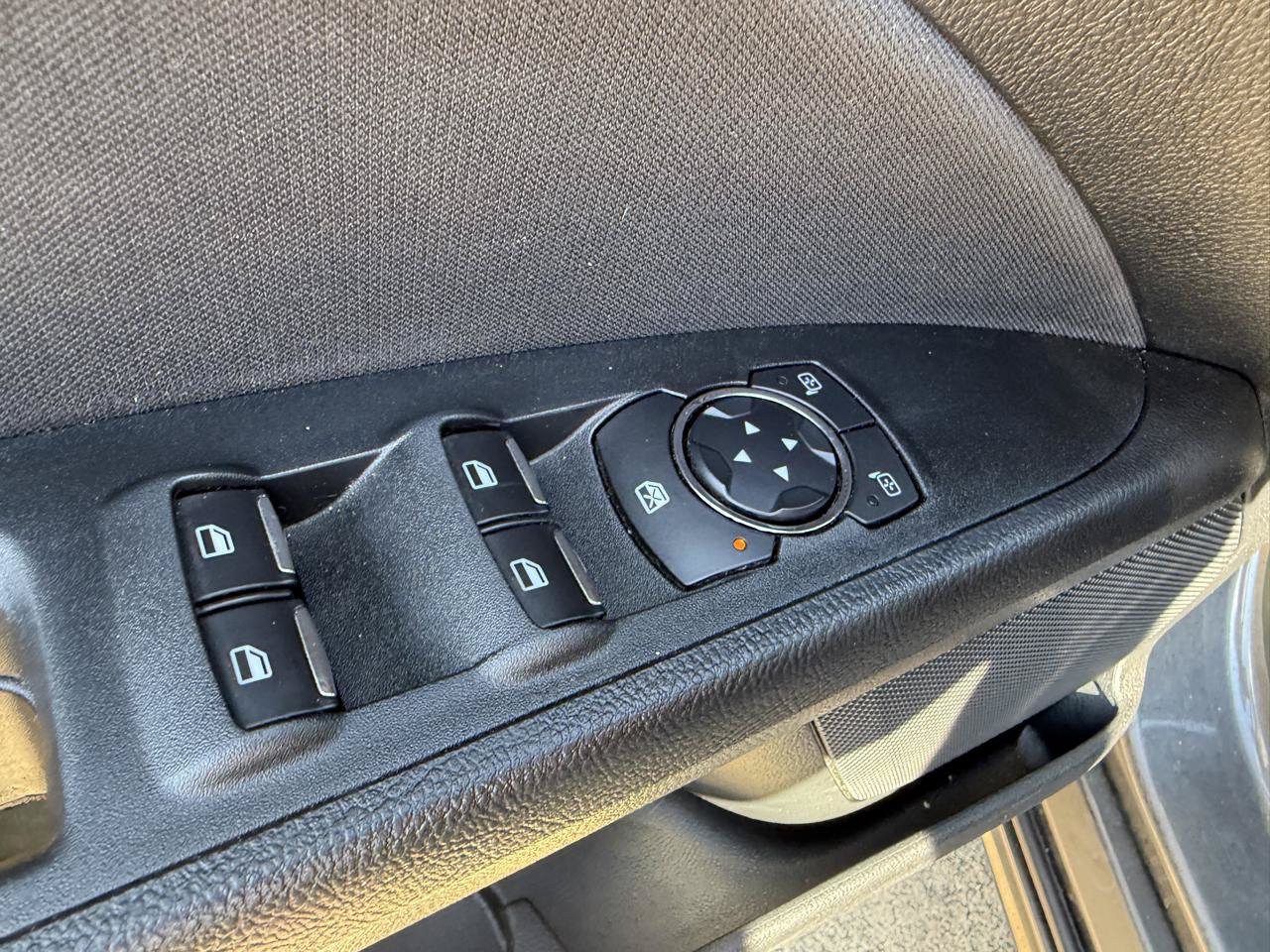 Used 2018 Ford Fusion SE w/ Fusion SE Technology Package FWD image 12