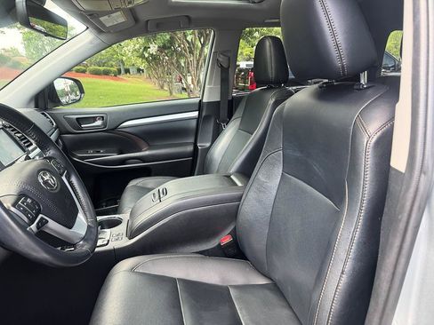 Certified 2019 Toyota Highlander XLE AWD/4WD image 10