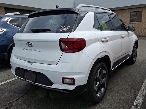 Used 2022 Hyundai Venue Limited w/ Cargo Package FWD image 4
