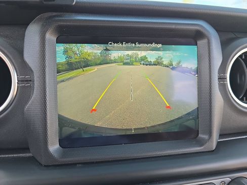 Used 2021 Jeep Wrangler Unlimited Sahara w/ Cold Weather Group AWD/4WD image 25