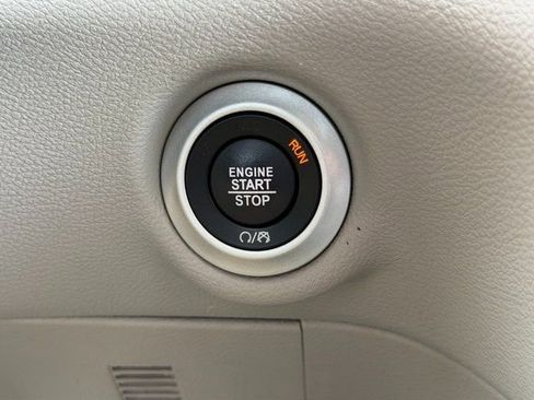 Used 2024 Chrysler Pacifica Touring-L image 37