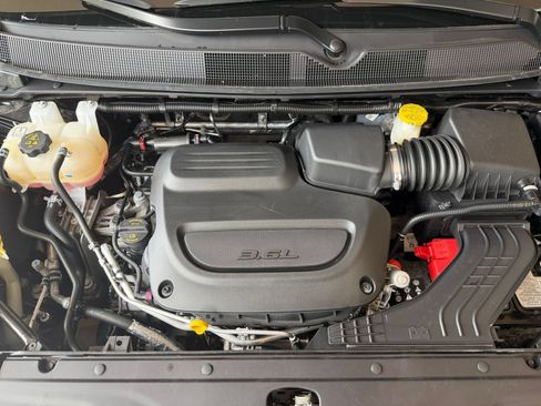 Used 2025 Chrysler Pacifica Limited FWD image 30